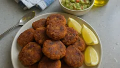 Ρεβυθοκεφτέδες με μυρωδικά και καρύδι: τηγάνι ή φούρνος, σως αβοκάντο