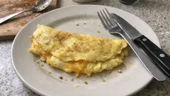 Ομελέτα στο τηγάνι με λιωμένο τυρί: αφράτη, ζουμερή και έτοιμη σε λίγα λεπτά