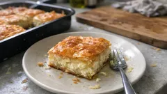 Βουτηχτή τυρόπιτα με φύλλο κρούστας: εύκολη, ζουμερή και με τραγανή κορυφή