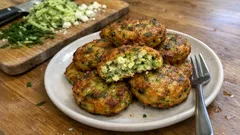 Κολοκυθοκεφτέδες φούρνου με φέτα: τραγανοί απ’ έξω, αφράτοι μέσα