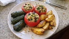 Γεμιστές ντομάτες με πλιγούρι, κουκουνάρι & σταφίδες — να μελώσουν στο ταψί