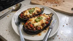 Καρνίγιαρικ στον φούρνο: ζουμερός κιμάς, μαλακές μελιτζάνες και τυρί που λιώνει