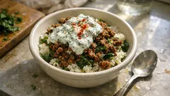 Μικρασιάτικο μπορανί με κιμά: το ζουμερό φαγητό κατσαρόλας με δροσερή σάλτσα γιαουρτιού