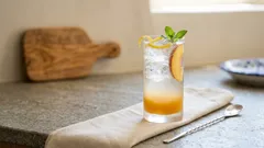 Σπιτική ροδακινάδα με 4 υλικά – αρωματική και δροσερή, ιδανική για το καλοκαίρι