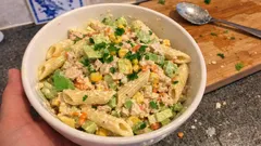 Μακαρονοσαλάτα με τόνο και κρεμώδες ντρέσινγκ: δροσερή και χορταστική