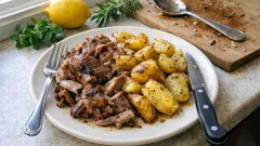 Αρνί στο φούρνο με πατάτες: το κλασικό κυριακάτικο που βγαίνει πάντα ζουμερό