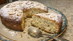 Βασιλόπιτα αμυγδάλου με ροδόνερο: αφράτη και αρωματική για το πρωτοχρονιάτικο τραπέζι