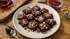 Μπουκίτσες σοκολάτας με ρόδι: εύκολο γλυκό χωρίς ψήσιμο με 4 υλικά