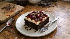 Black Forest τούρτα ταψιού: σοκολατένια βάση, βύσσινο σιρόπι και κρέμα μασκαρπόνε