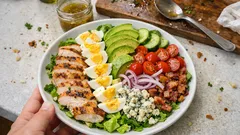 Σαλάτα Cobb με κοτόπουλο, αβοκάντο και μπλε τυρί – βινεγκρέτ που δένει σε βαζάκι