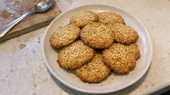 Μπισκοτάκια λαδιού με μέλι και πορτοκάλι: τραγανά και πανεύκολα σε ένα μπολ