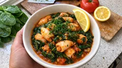 Σουπιές με σπανάκι στην κατσαρόλα: τρυφερές, με ντομάτα, άνηθο και λεμόνι