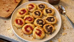 Σφολιατάκια σπειράλ με μαρμελάδα και σοκολάτα – έτοιμα σε 20 λεπτά