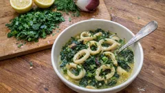 Καλαμάρια λεμονάτα φρικασέ με σπανάκι και χόρτα – ένα φαγητό κατσαρόλας που βγαίνει πάντα