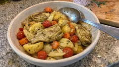 Λεμονάτες αγκινάρες στο φούρνο με πατάτες: ανοιξιάτικο λαδερό που βγαίνει μελωμένο