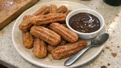 Τραγανά churros με σάλτσα σοκολάτας: η ζύμη που κορδονάρεται εύκολα και βγαίνει πάντα σωστή