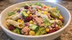 Πρωτεϊνική μακαρονοσαλάτα με τόνο και γιαουρτένια σως – ιδανική για ταπεράκι