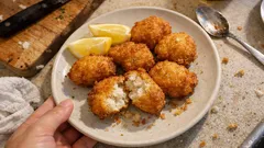 Κροκέτες μπακαλιάρου τραγανές απ’ έξω και αφράτες μέσα: η συνταγή που πετυχαίνει