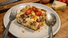 Ιταλική strata με λουκάνικο και τυριά: αφράτη, χορταστική και εύκολη