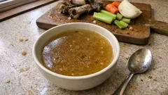 Σπιτικός ζωμός από κόκαλα: πλούσια γεύση με αργό σιγοβράσιμο, ιδανικός για meal prep