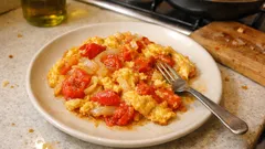 Ομελέτα «εβραίικο» από την Κω: ντομάτα και κρεμμύδι στο τηγάνι, όπως παλιά