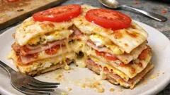 Ομελετο-πίτσα στο τηγάνι με τορτίγιες: χορταστική, χωρίς ζύμη και έτοιμη σε λίγα λεπτά