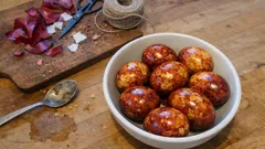 Πασχαλινά αυγά με εφέ μωσαϊκό: φυσική βαφή με φλούδες κρεμμυδιού