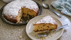 Βασιλόπιτα αφράτη και αρωματική: η συνταγή με πορτοκάλι, κονιάκ και καρύδια