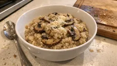 Κινόα σαν ριζότο με μανιτάρια και παρμεζάνα – κρεμώδες και έτοιμο σε 25′