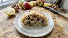 Τραγανό vegan στρούντελ μήλου με φύλλο κρούστας – έτοιμο σε 25 λεπτά