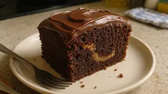 Αφράτη σοκολατόπιτα με ξινόγαλο και μαρμπρέ πραλίνας – με κρεμώδη επικάλυψη