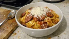 Ελληνική καρμπονάρα με χωριάτικο λουκάνικο και ντομάτα – έτοιμη σε 30′