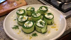 Ρολά αγγουριού με κρεμώδες γιαούρτι: δροσερό ορεκτικό σε λίγα λεπτά