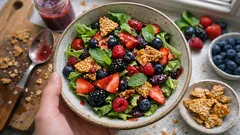 Σαλάτα με φράουλες, φρούτα του δάσους και παστέλι που δείχνει εντυπωσιακή εύκολα