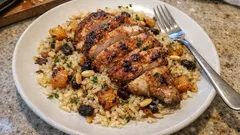 Κότα γεμιστή στο φούρνο με ρύζι, σταφίδες και σαφράν — βγαίνει ζουμερή