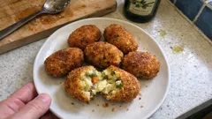 Τραγανές κροκέτες λαχανικών με καπνιστά ψητά – διπλό πανάρισμα για χρυσή κρούστα