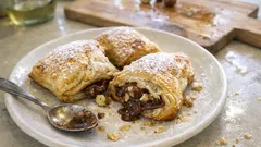 Σφολιάτες με πραλίνα φουντουκιού: το εύκολο γλυκό φούρνου με τραγανό φύλλο
