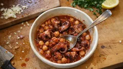 Χταπόδι με ρεβίθια στην κατσαρόλα: μελωμένο, χορταστικό και νηστίσιμο