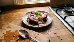 Αχλάδια ποσέ σε κόκκινο κρασί: αρωματικό γλυκό κατσαρόλας με γιαούρτι