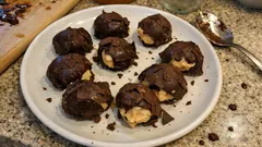 Παγωτίνια με φυστικοβούτυρο και σοκολάτα — χωρίς ψήσιμο, έτοιμα στην κατάψυξη