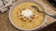 Κοτόσουπα βελουτέ με ξινό τραχανά και λεμόνι – κρεμώδης, ζεστή και χορταστική