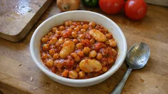 Ρεβίθια με γίγαντες στη γάστρα: το σπιτικό φαγητό φούρνου που βγαίνει πάντα μελωμένο