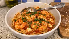 Μακαρονάδα με γαρίδες σαγανάκι και φέτα στον φούρνο – ζουμερή, πάντα δεμένη