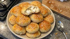 Αφράτα τυροπιτάκια φούρνου με ζύμη γιαουρτιού – εύκολα και πάντα μαλακά