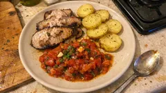 Παλαμίδα μουρέλα στο φούρνο με πατάτες — ζουμερή σε πλούσια σάλτσα ντομάτας