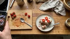 Τιραμισού φράουλα ψυγείου: δροσερό, χωρίς ψήσιμο και κόβεται τέλεια