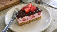 Γιαουρτογλυκό με φράουλες στο ψυγείο: δροσερό, εύκολο και χωρίς ψήσιμο