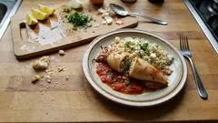 Καλαμαράκια γεμιστά με φέτα στον φούρνο – ζουμερή γέμιση με ρύζι και μυρωδικά