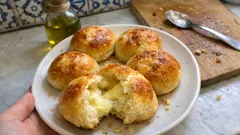 Αφράτα ψωμάκια μπριός με τυρί που λιώνει – βγαίνουν πάντα μαλακά