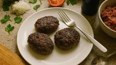 Μοσχαρίσια μπιφτέκια χωρίς ψωμί στη σχάρα – ζουμερά και ελαφριά, βήμα-βήμα